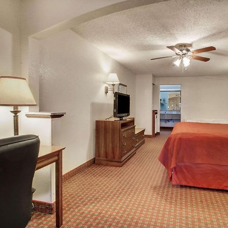 Quality Inn & Suites Clinton Eksteriør billede