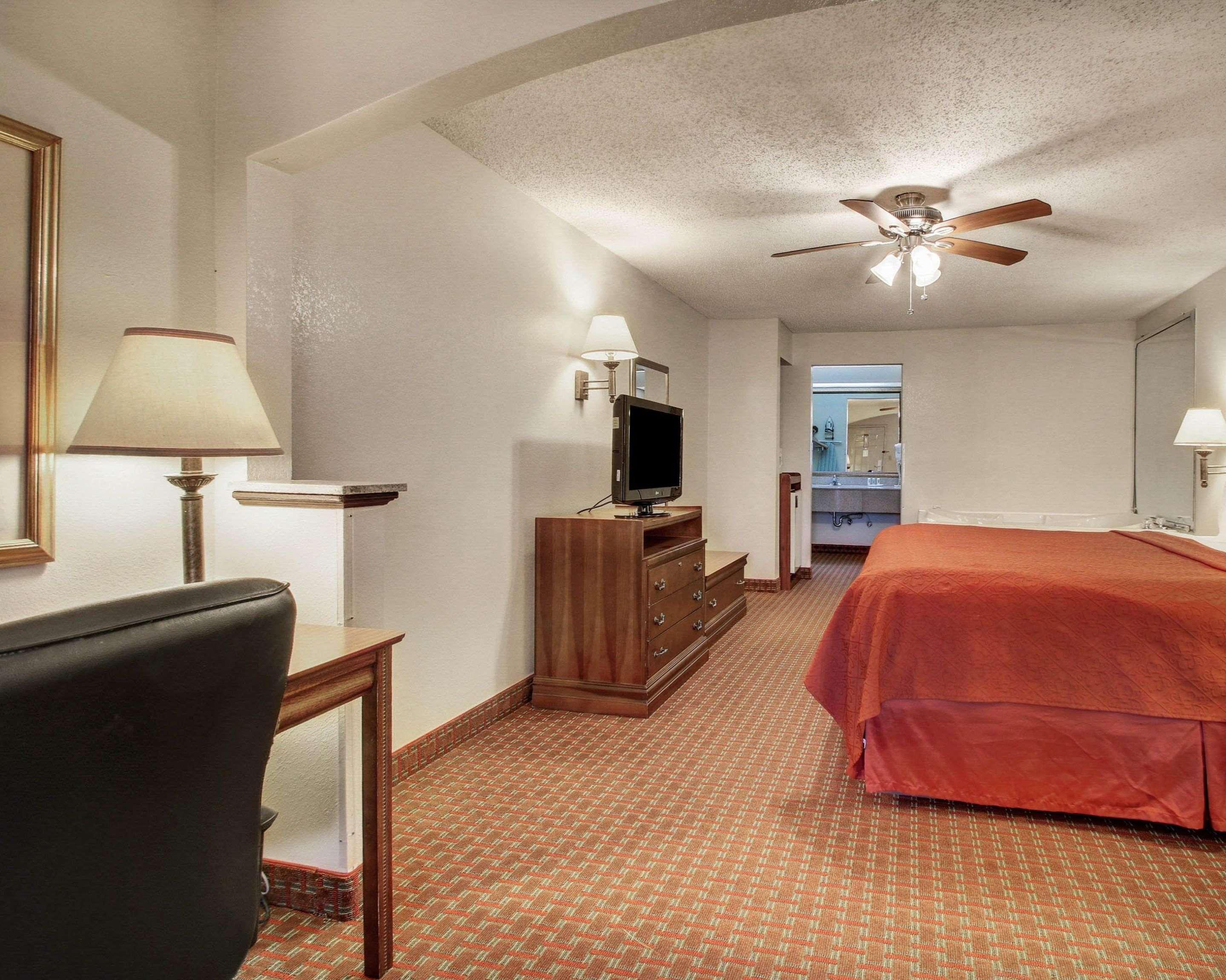 Quality Inn & Suites Clinton Eksteriør billede